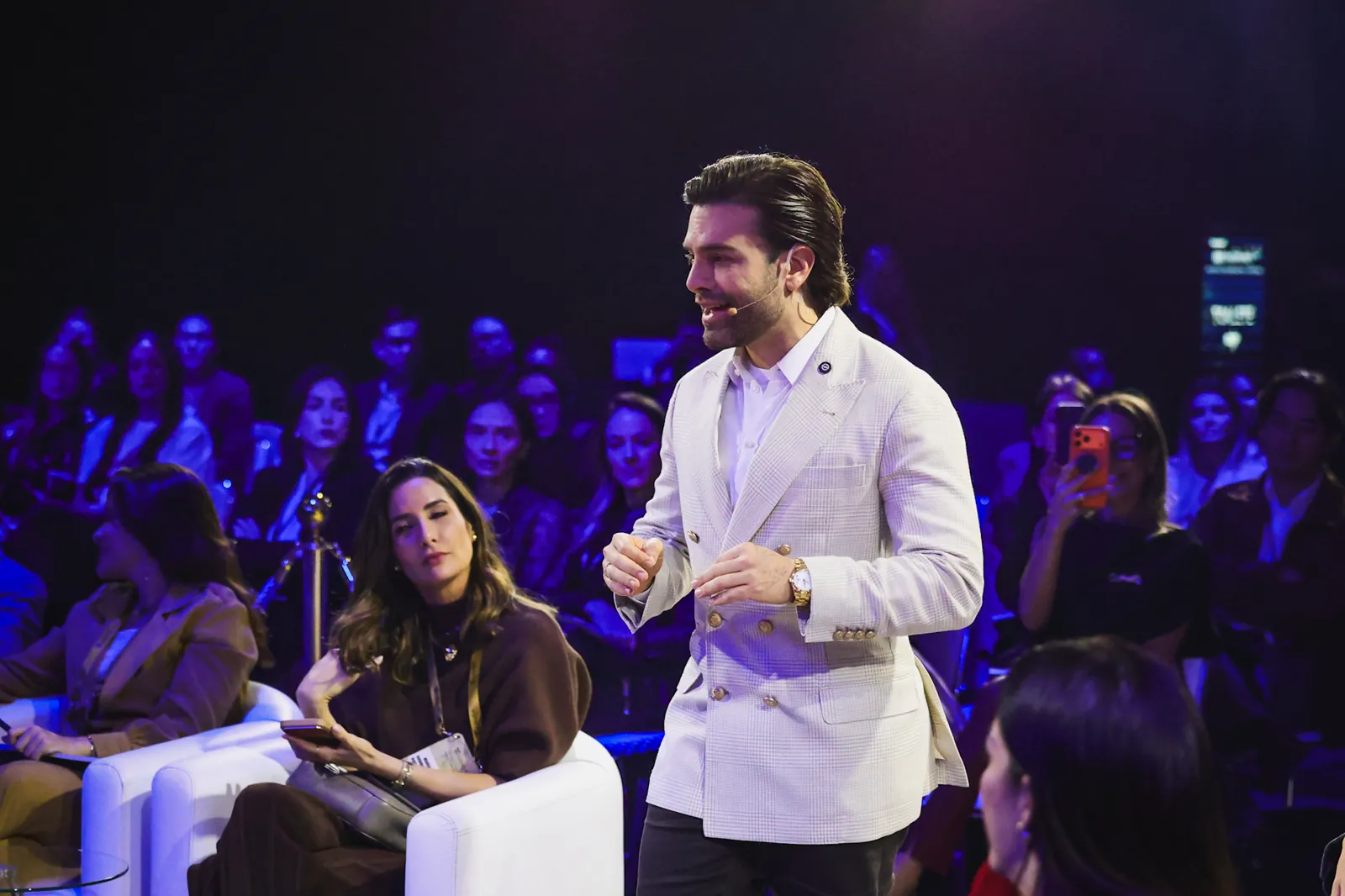 Dr. Matheus Arantes conduzindo um encontro presencial entre os participantes